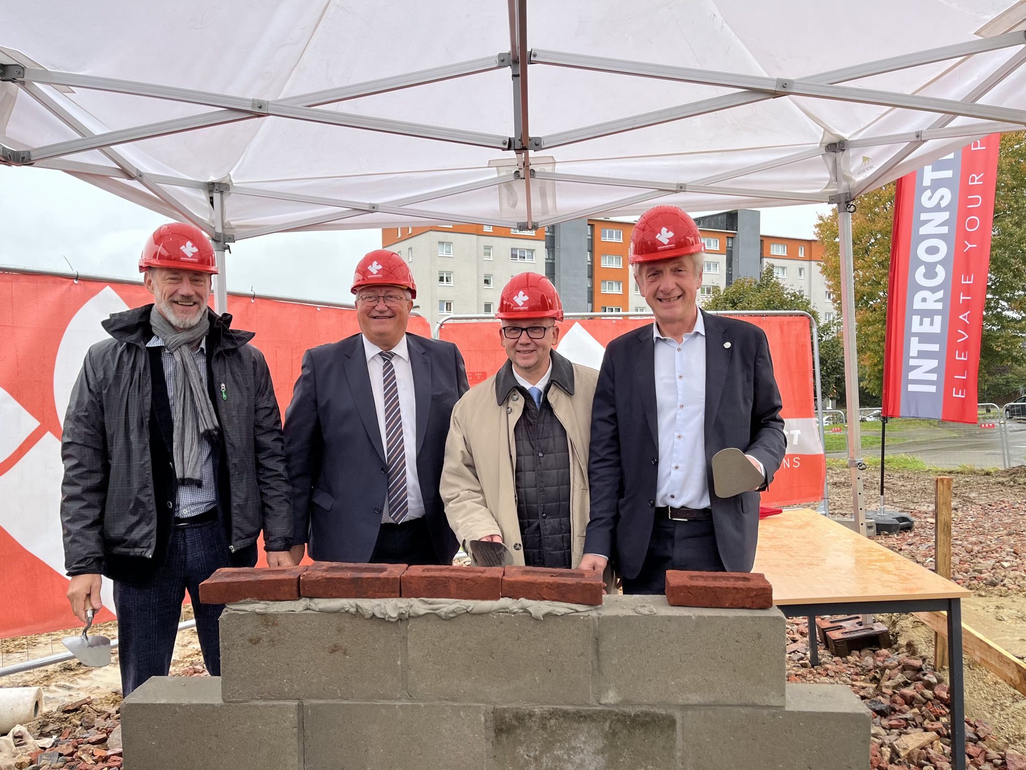 Pose de la 1ère pierre